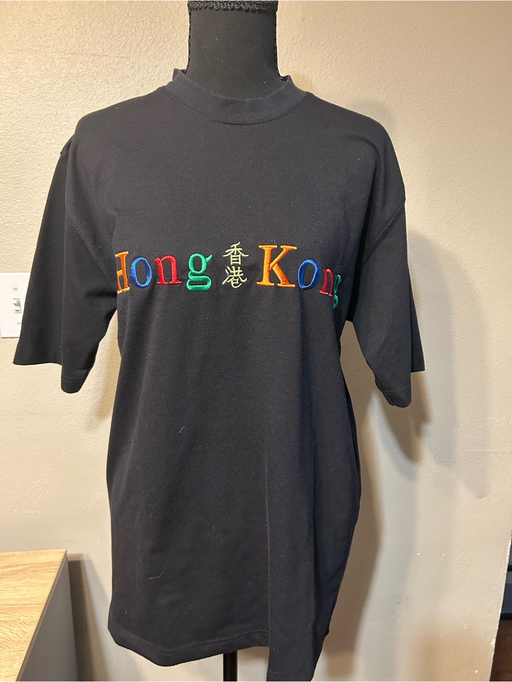 Vintage 90s Hong Kong Embroidered T Shirt Black Multicolor Tourist Tee Sz M